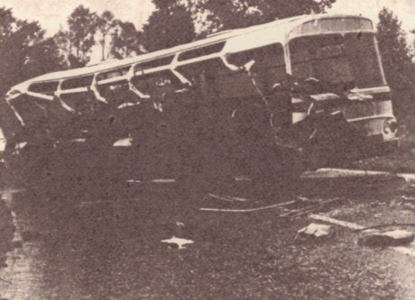 Obr. 16a Snímky z autobusovej nehody medzi V. Raškovcami a Vojanmi 4.8.1983